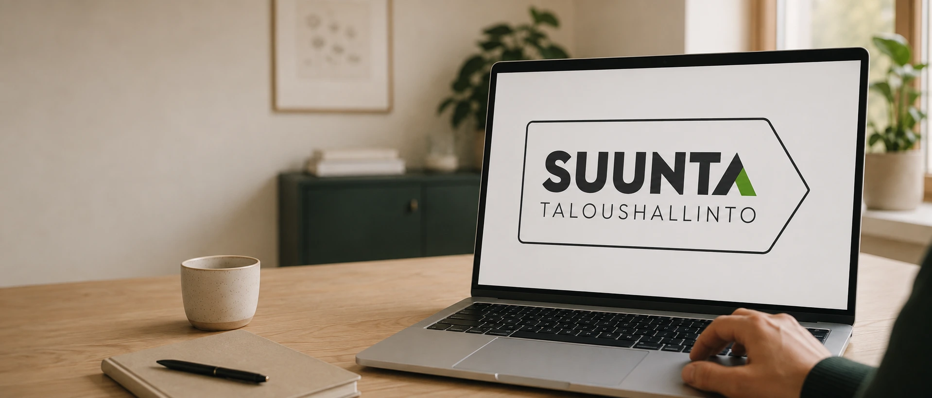 Kannettavan tietokoneen näytöllä Suunta Taloushallinto -tunnus.